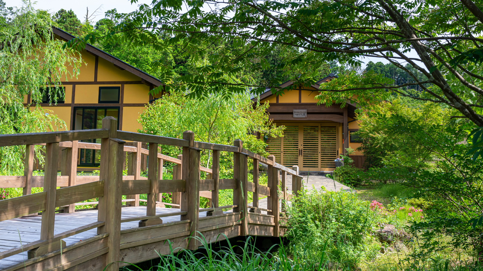 黄菖蒲の頃の玄関